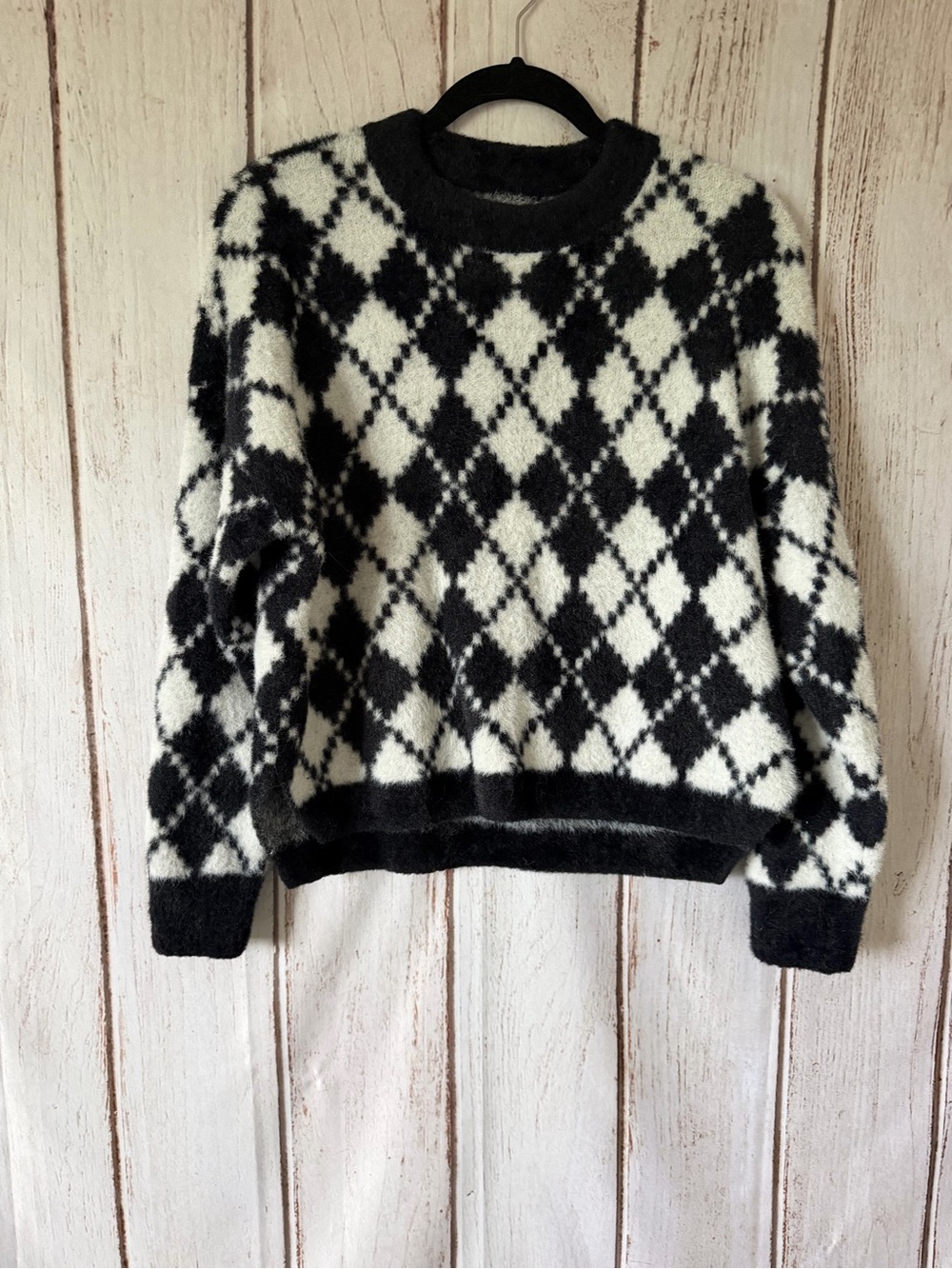 Abercrombie & Fitch Argyle Sweater Size M Black White
Fuzzy Size M NWOT